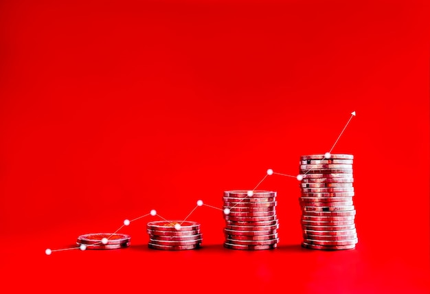 Crescimento do gráfico de linha em pilhas de moedas como etapas do gráfico gráfico isoladas em fundo vermelho com espaço de cópia Investimento economizando dinheiro vendas de renda financeira aumentam conceitos de marketing de negócios de inflação