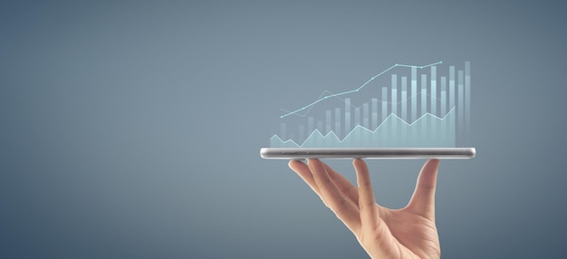 Crescimento do gráfico e aumento dos indicadores positivos do gráfico no seu tablet de negócios na mão