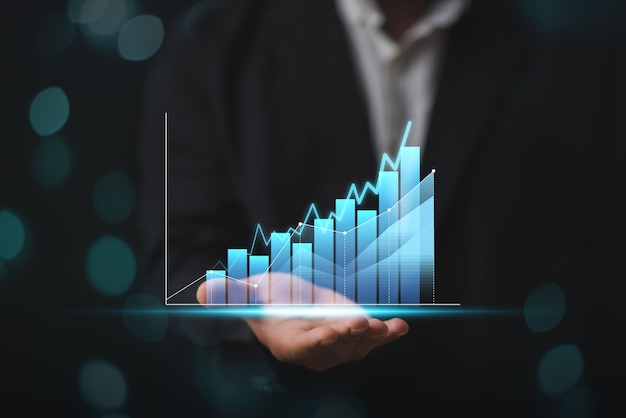 Crescimento dos negócios Empresários estão mostrando um gráfico de crescimento e ganhos bem-sucedidos Empresário aponta para um gráfico crescente