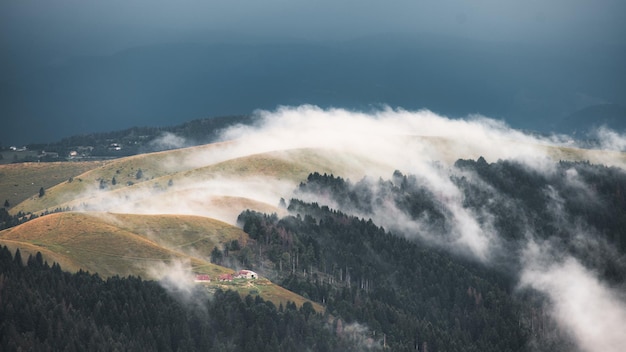 Cresta de la colina con nubes envolventes