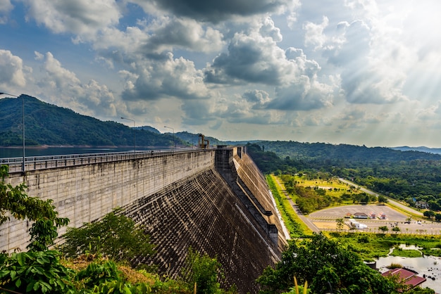 cresta de Khun Dan Prakan Chon Dam, Nakhon Nayok, Tailandia