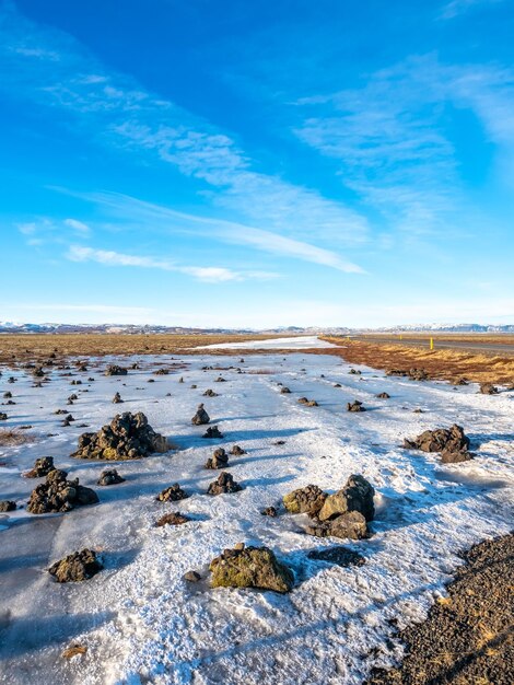 Cresta de lava Laufskalavara entre el río rodeado de mojones de piedra a lo largo de la carretera de circunvalación dorada Islandia