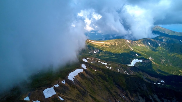 Cresta de la montaña con afloramientos rocosos Vista panorámica desde la cima de la cresta sobre el fondo del valle de las montañas de los Cárpatos