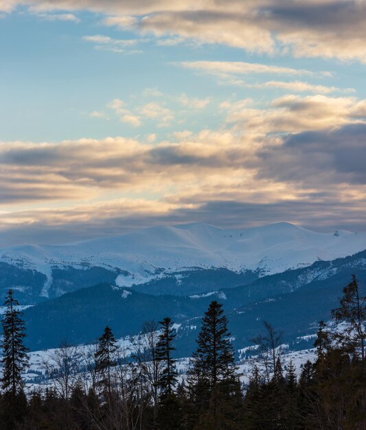 Cresta de montaña de día nublado de invierno de noche