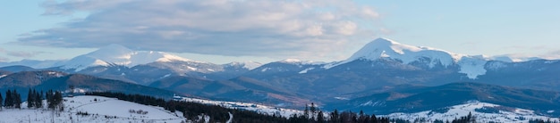 Cresta de montaña de día nublado de invierno de noche