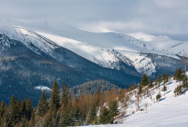 Cresta de la montaña de invierno por la mañana