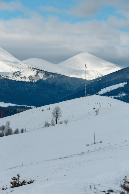 Cresta de la montaña de invierno por la mañana