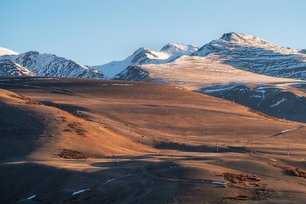 la cresta nevada de la montaña iluminada por la puesta del sol