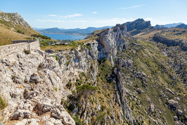 Cresta. Ridge con una plataforma de observación que ofrece una vista maravillosa y es un camino sinuoso.