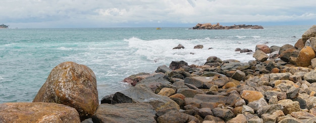 Una cresta de rocas en el océano.