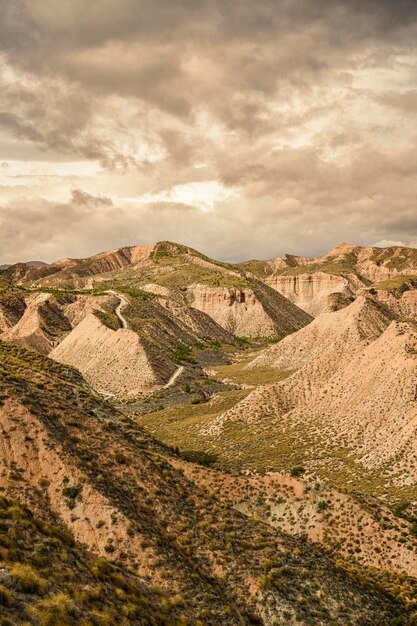 Foto crestas y acantilados del badland de los coloraos en el geoparque de granada