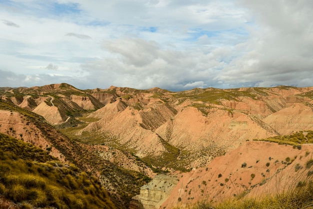 Foto crestas y acantilados del badland de los coloraos en el geoparque de granada