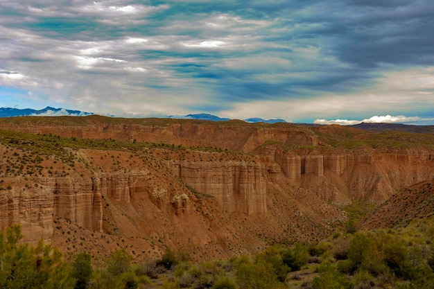 Crestas y acantilados del Badland de los Coloraos en el Geoparque de Granada.