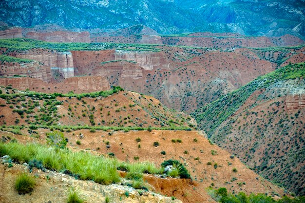 Crestas y acantilados del Badland de los Coloraos en el Geoparque de Granada.