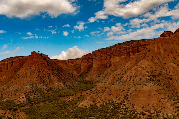 Crestas y acantilados del Badland de los Coloraos en el Geoparque de Granada.