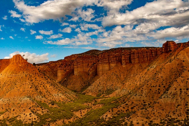 Crestas y acantilados del Badland de los Coloraos en el Geoparque de Granada.