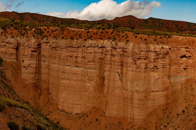 Crestas y acantilados del Badland de los Coloraos en el Geoparque de Granada.