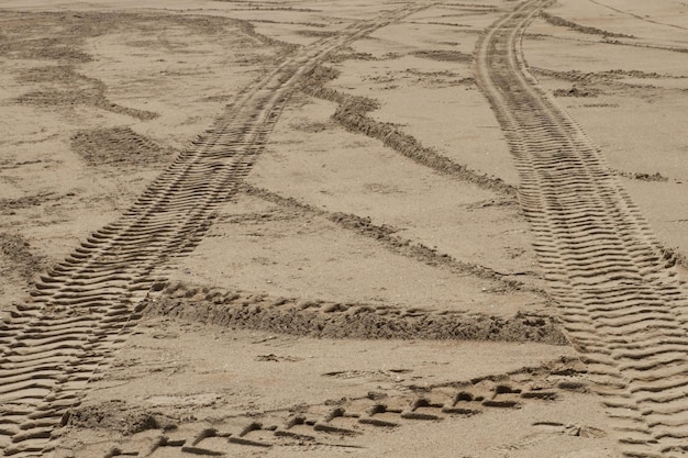 Crestas y líneas en la arena de la máquina de limpieza de playas