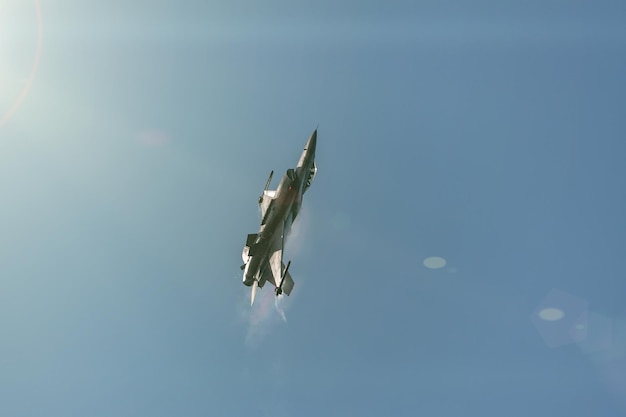 Creta, Grecia - 11 de noviembre de 2019: F-16 lucha contra el avión de combate militar volando contra el fondo del cielo azul.