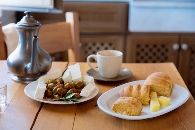 Crete tradicional desayuno, pan, queso.