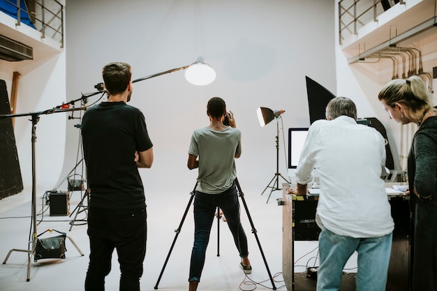 Crew, die zusammen im Studio arbeitet