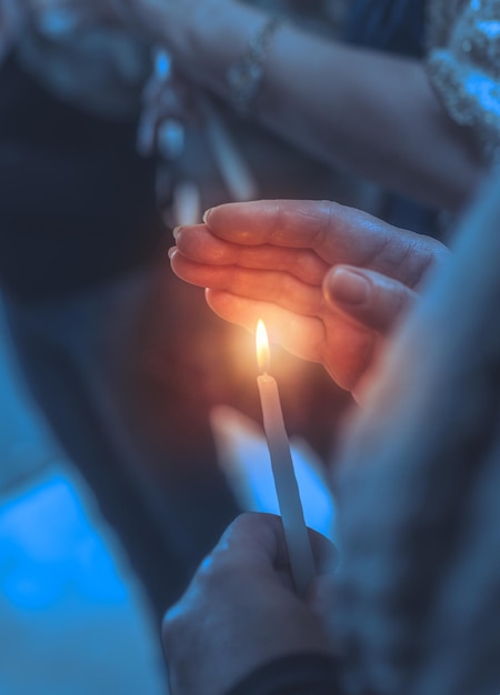 Un creyente en una iglesia con una vela