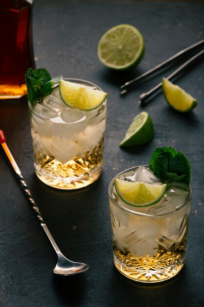 Criação de bebida alcoólica em copo de cristal