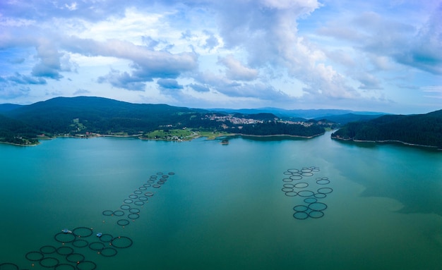 Criação de peixes de água doce no lago com redes redondas rhodope montanhas europa panorama vista superior