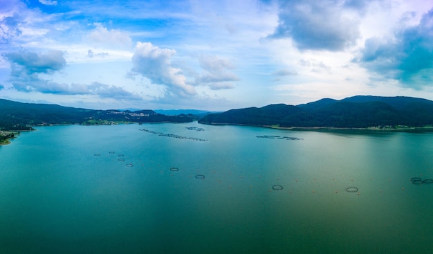 Criação de peixes de água doce no lago com redes redondas rhodope montanhas europa panorama vista superior