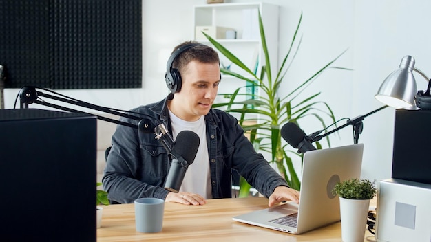 Criador de conteúdo, influenciador de mídia social hospeda um podcast enquanto trabalha