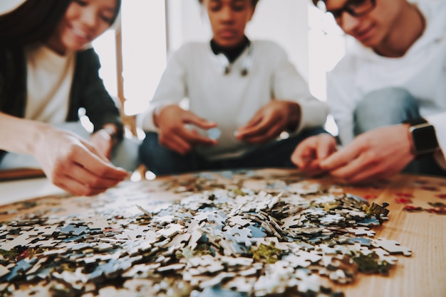 Criadores de pessoas adicionando puzzles no lugar de coworking