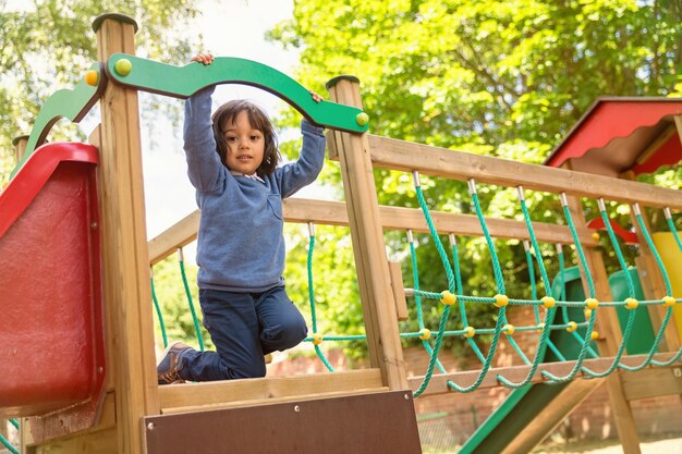 Criança a brincar no parque infantil ao ar livre