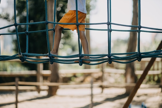 Criança a brincar no parque infantil