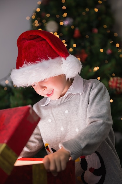 Criança abrindo seu presente de natal