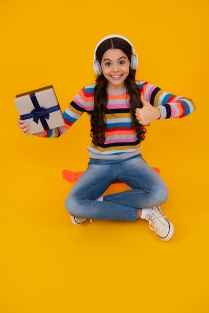 Criança adolescente com caixa de presente Presente para férias Feliz aniversário Dia dos namorados Ano novo ou Natal Criança segura caixa de presente Adolescente feliz emoções positivas e sorridentes