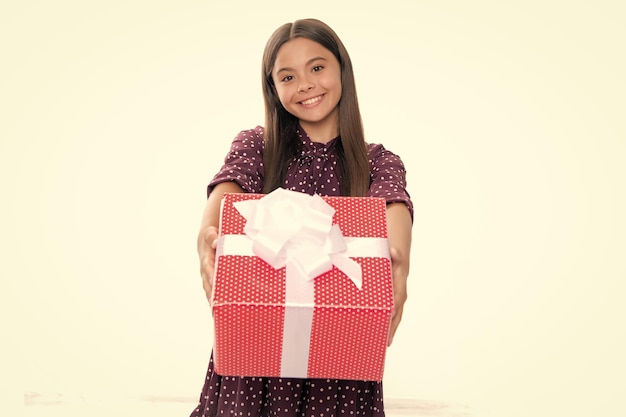 Criança adolescente com caixa de presente Presente para férias Feliz aniversário Dia dos namorados Ano novo ou Natal Criança segura caixa de presente Retrato de menina adolescente sorridente feliz