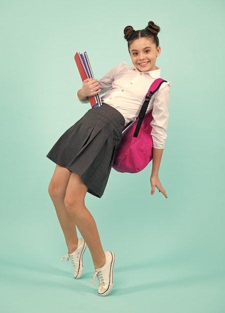 Criança adolescente escolar 12 13 14 anos com livro e caderno Aluna adolescente isolada