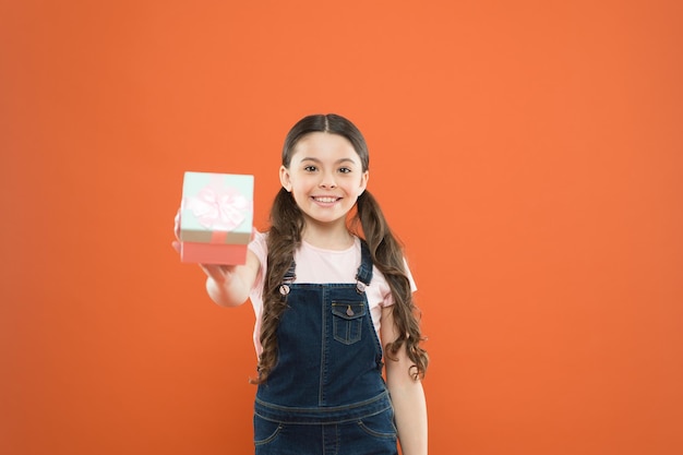 Foto criança adora presente de aniversário comprar e obter bônus extra sentir-se grato por um bom presente surpresa e presente agradável criança feliz caixa de presente obrigado criança encantada presente celebrar aniversário