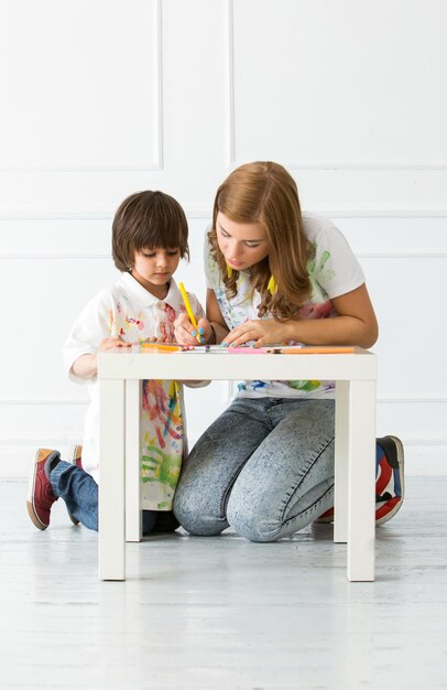 Criança adorável com mãe