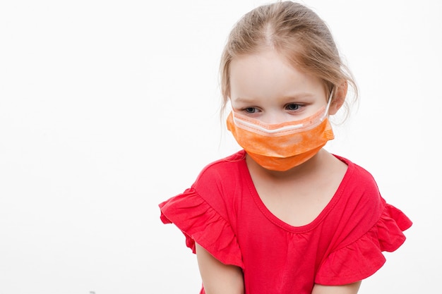 Criança adorável em máscara de proteção médica. Pare o conceito de vírus.