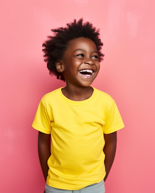 Criança africana rindo vestindo camisa amarela