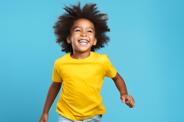 Foto criança africana se divertindo no fundo do estúdio azul criança feliz em amarelo