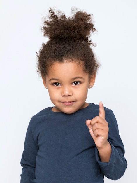 Criança afro-americana encantadora em camiseta cinza