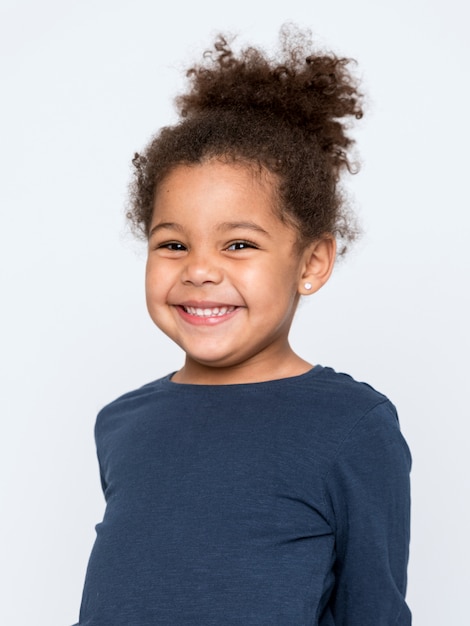 Criança afro-americana encantadora em t-shirt cinza com sorriso agradável