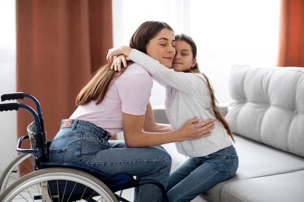 Foto criança ajudando sua mãe deficiente