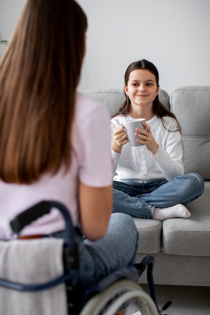 Foto criança ajudando sua mãe deficiente