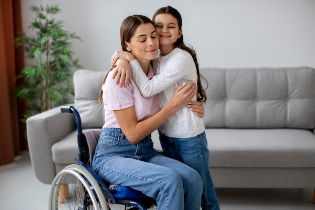 Foto criança ajudando sua mãe deficiente