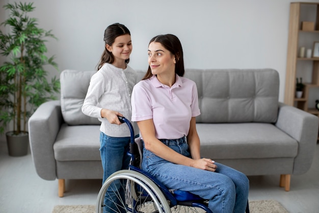 Criança ajudando sua mãe deficiente