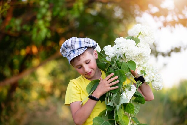 Criança alegre e feliz da aldeia com um buquê de flores