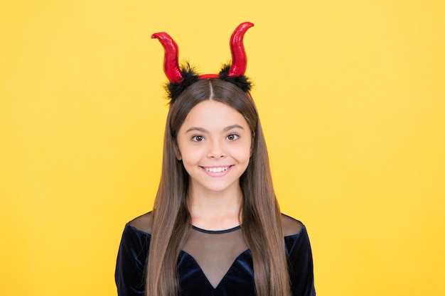 Criança alegre se divertindo. festa à fantasia de carnaval. doçura ou travessura. comemorar os feriados. pequeno demônio astuto. menina diabo do dia das bruxas. infância feliz. adolescente engraçado em chifres de diabinho.